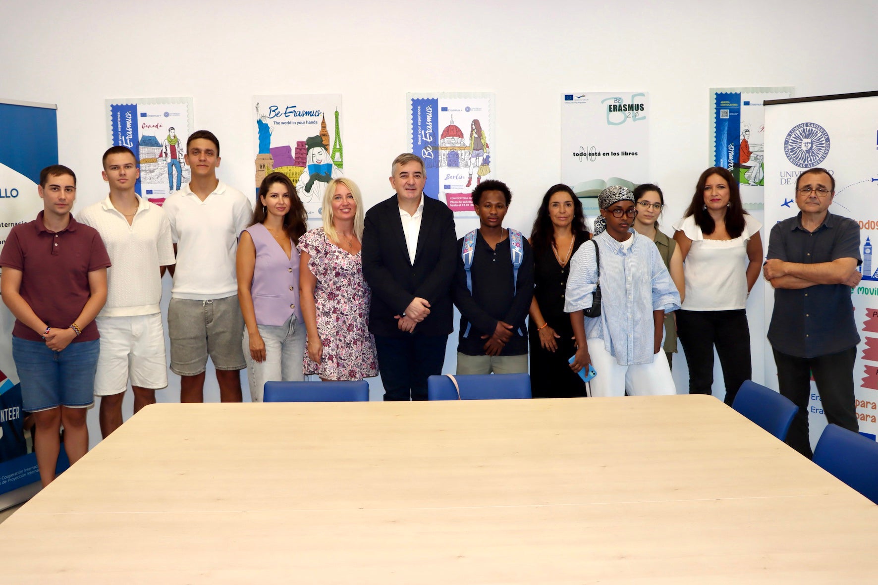 Representación de los refugiados becados por la Universidad de Almería.