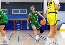 La veterana base Laura Fernánmdez bota el balón mientras organiza un ataque.