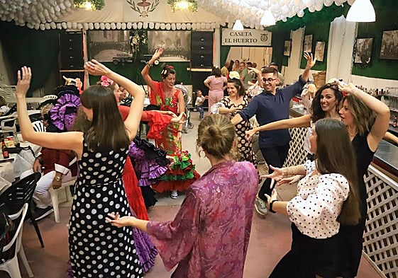 Bailando sevillanas en el recinto ferial el pasado año.