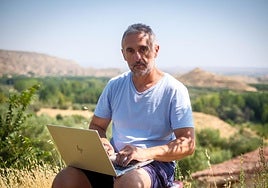 Javier vive y teletrabaja en su pueblo de toda la vida