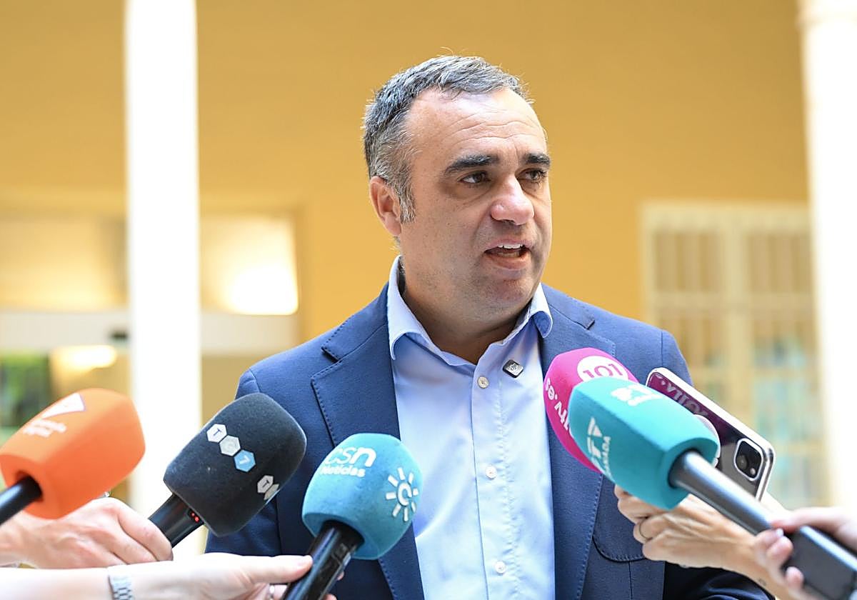 Francis Rodríguez realiza declaraciones sobre las inversiones en el aeropuerto.