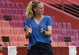 Irene Ferreras aplaude a sus futbolistas durante la derrota con el Levante Badalona en Los Cármenes.