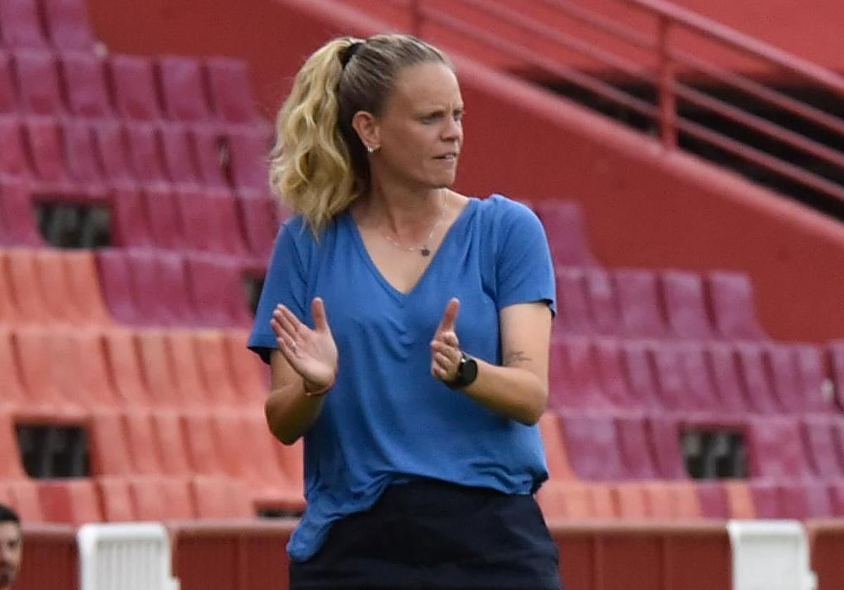 Irene Ferreras aplaude a sus futbolistas durante la derrota con el Levante Badalona en Los Cármenes.
