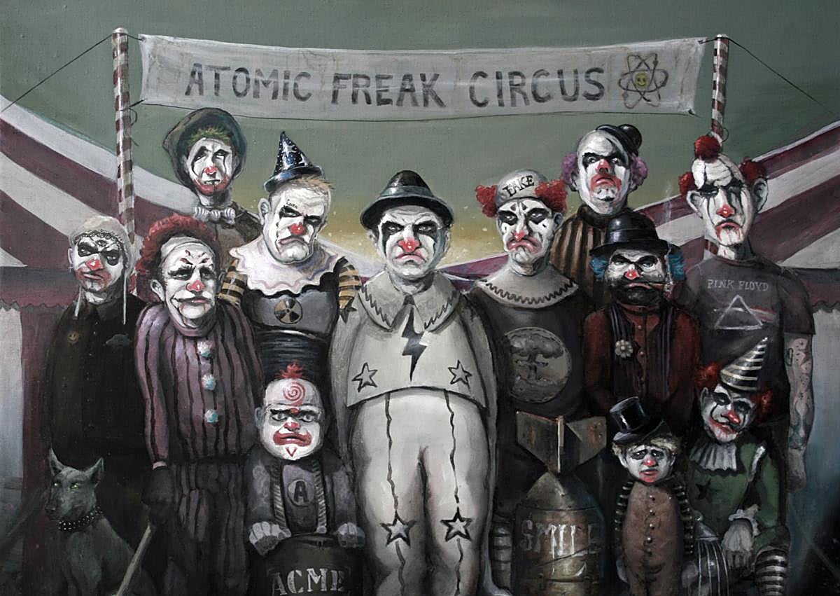 Imagen secundaria 1 - De Patricio a lo Marty McFly, a Batman y Robin huyendode Mickey, pasando por unsos payasos muy a la Watchmen. 