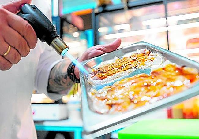 Ultimando uno de los platos.