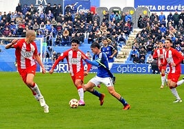 Isra Cano conduciendo la pelota en el partido de la pasada campaña donde el Linares de Pedro Díaz se impuso 1-0 al Almería B de Lasarte.