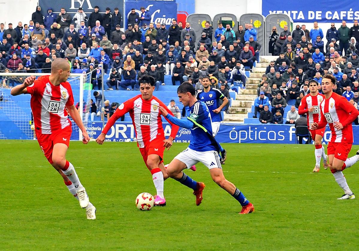 Isra Cano conduciendo la pelota en el partido de la pasada campaña donde el Linares de Pedro Díaz se impuso 1-0 al Almería B de Lasarte.
