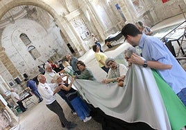 Cosiendo una bandera de Palestina en el ayuno-vigilia en grupo de Úbeda.