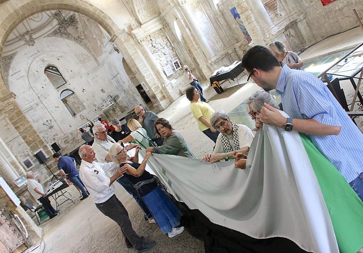 Cosiendo una bandera de Palestina en el ayuno-vigilia en grupo de Úbeda.