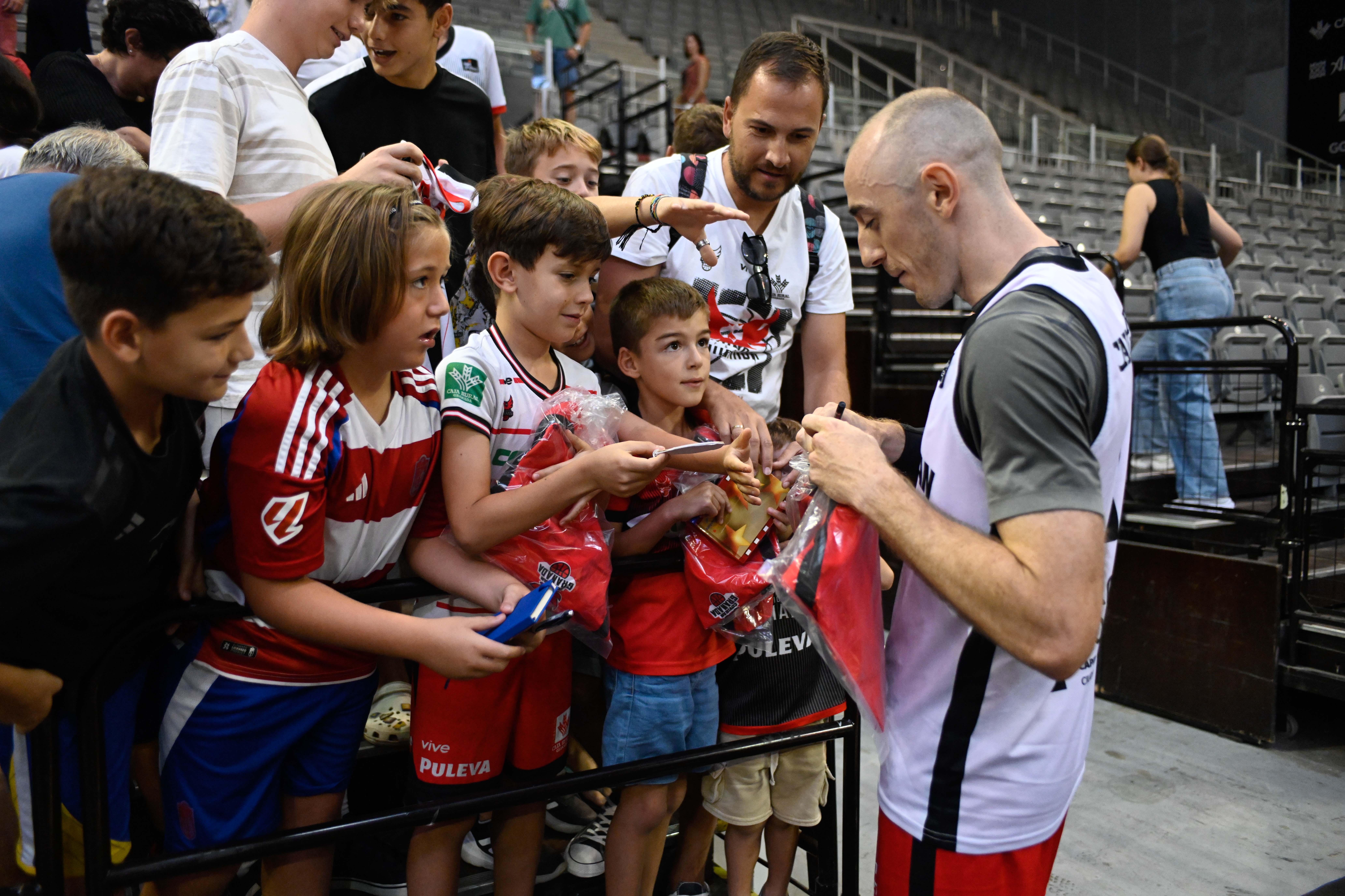 Encuéntrate en el entrenamiento con público del Covirán Granada