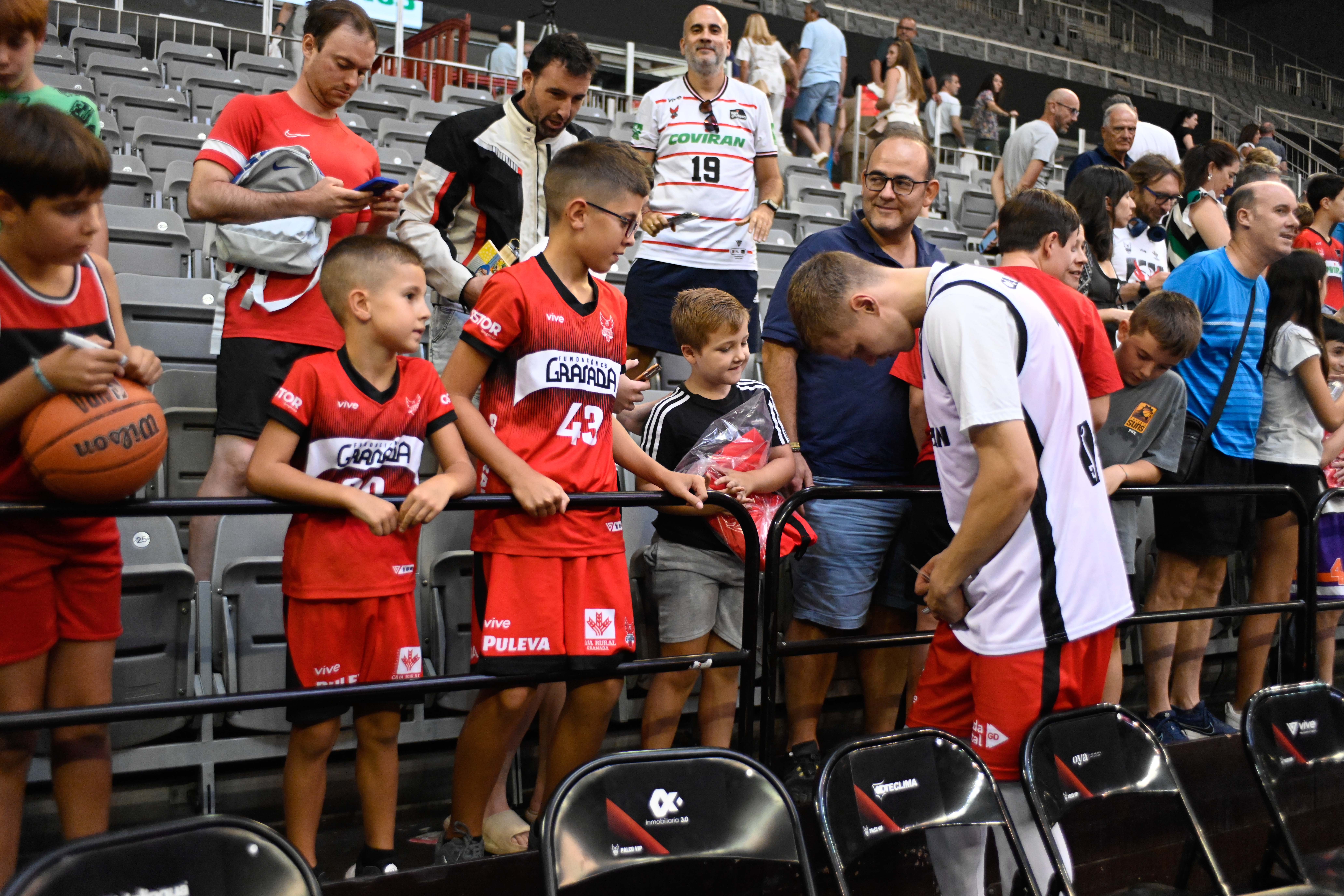 Encuéntrate en el entrenamiento con público del Covirán Granada