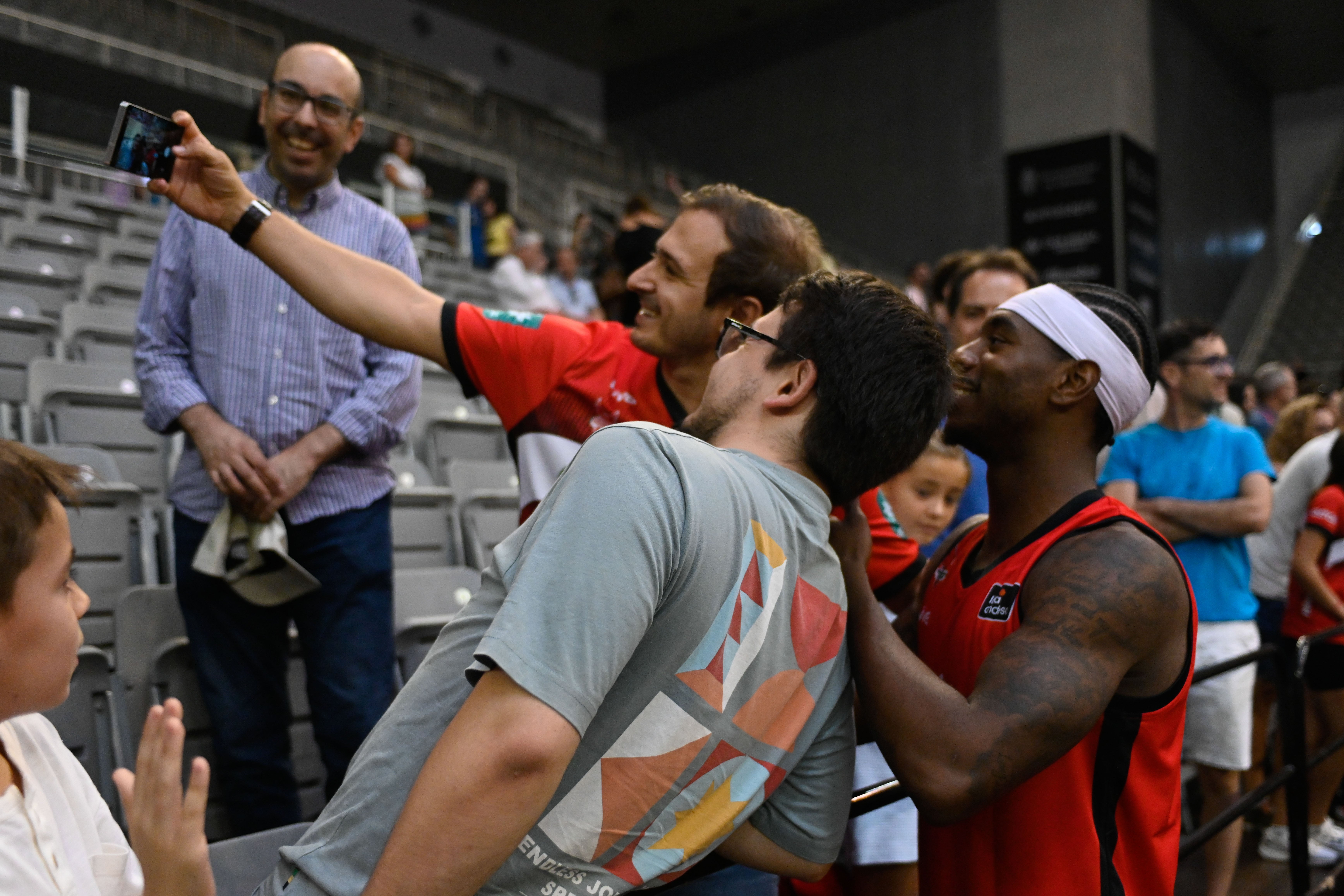 Encuéntrate en el entrenamiento con público del Covirán Granada