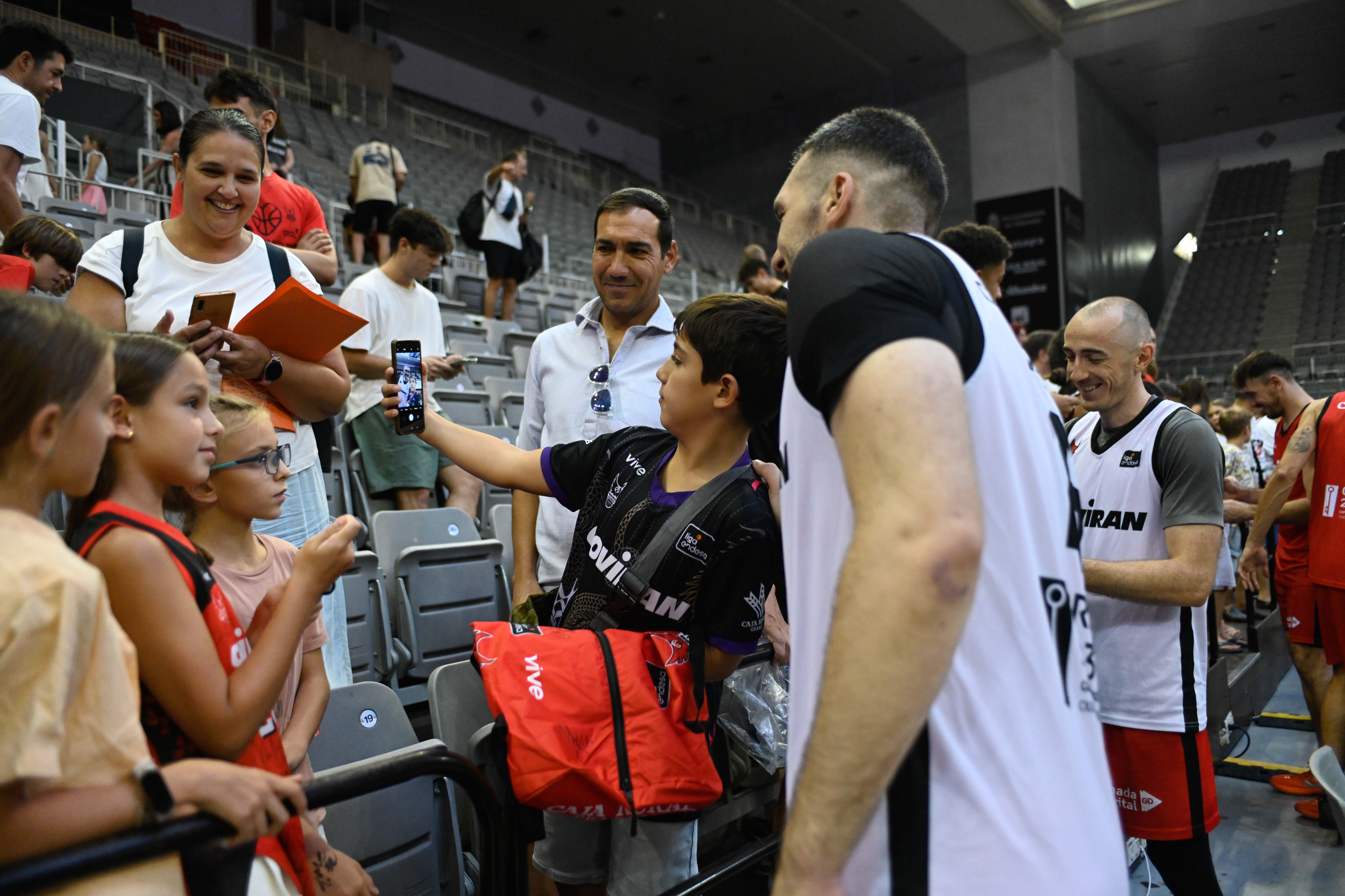 Encuéntrate en el entrenamiento con público del Covirán Granada