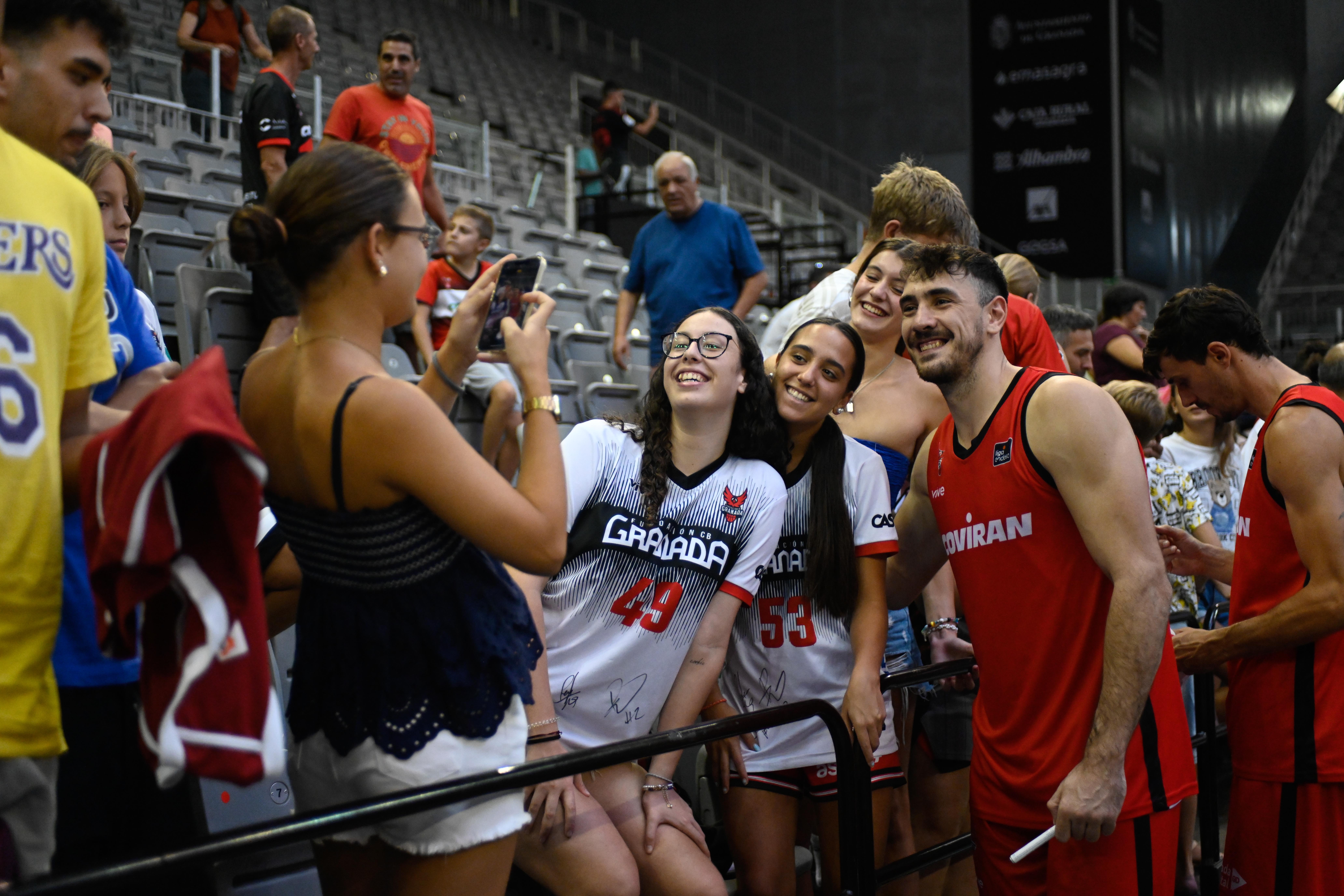 Encuéntrate en el entrenamiento con público del Covirán Granada