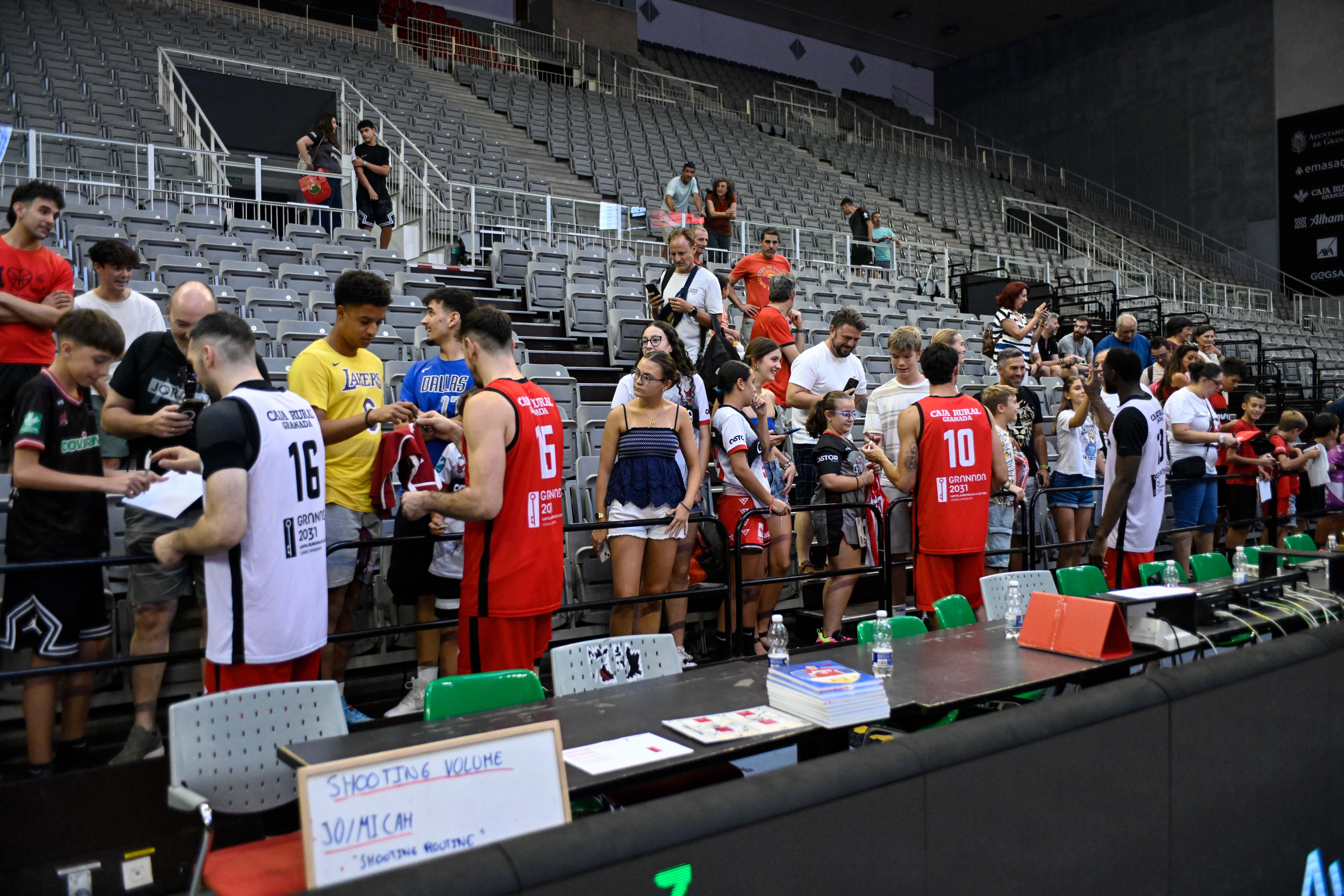 Encuéntrate en el entrenamiento con público del Covirán Granada