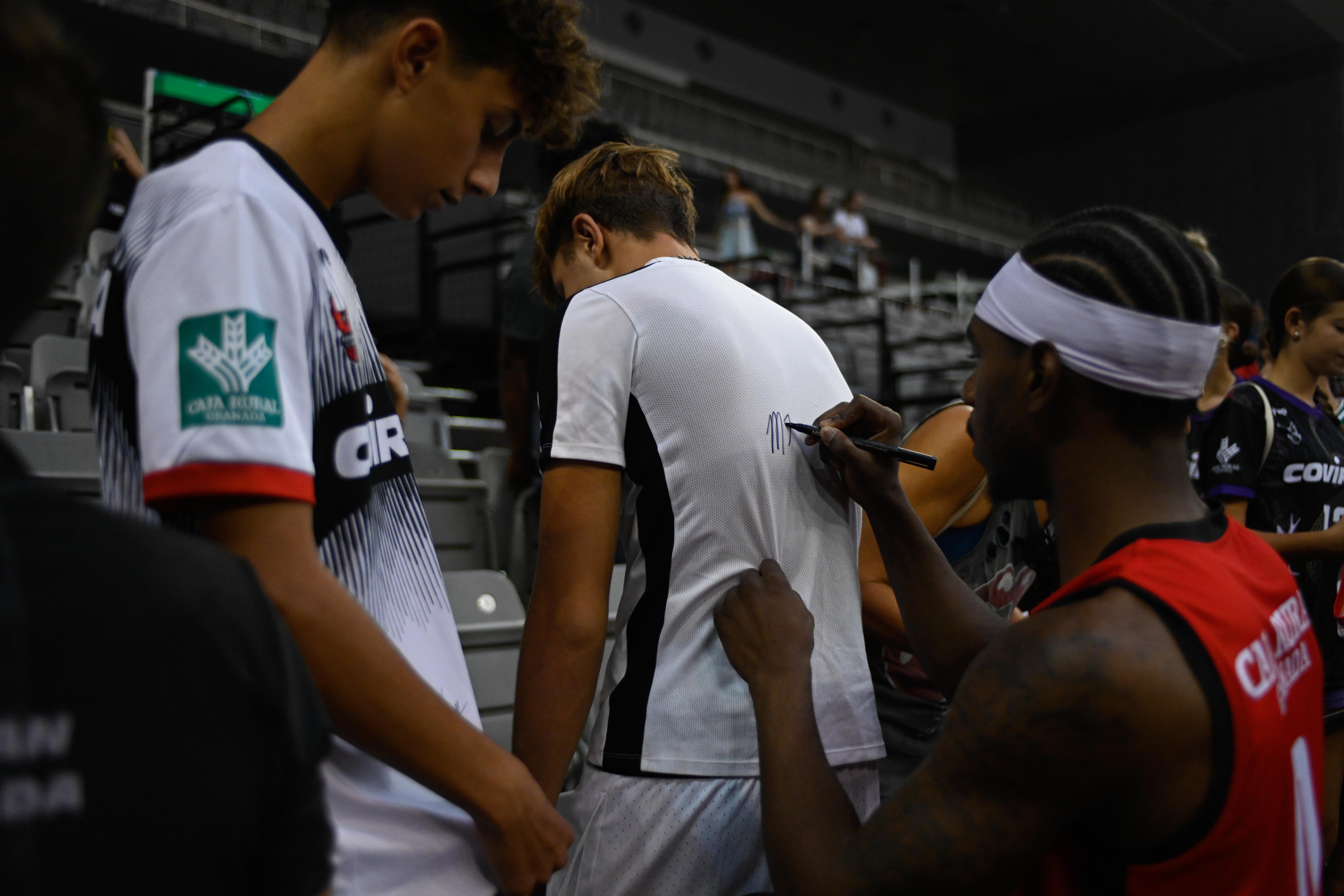 Encuéntrate en el entrenamiento con público del Covirán Granada