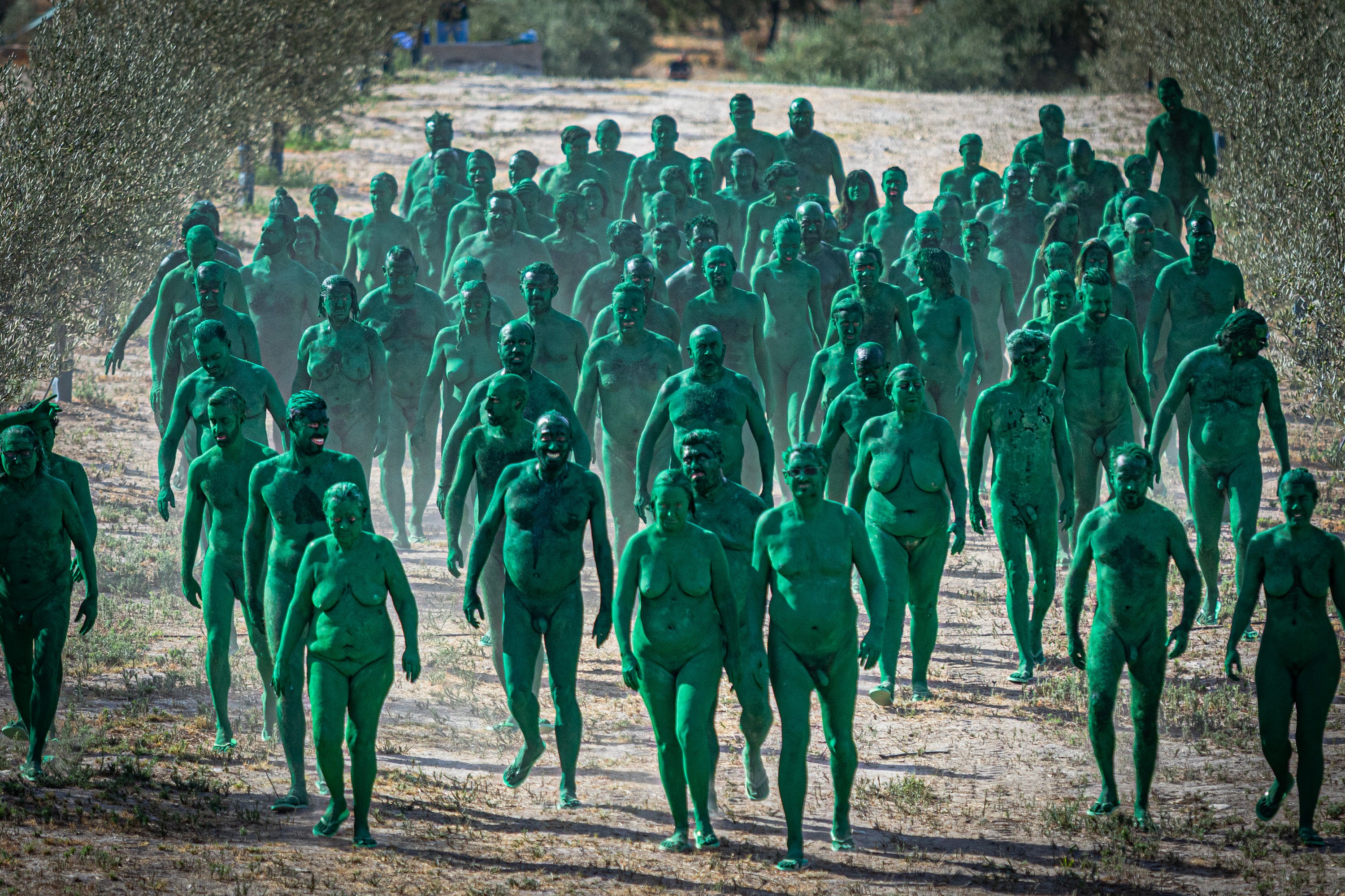 Las imágenes de los desnudos verdes en Granada