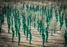 Mil doscientas personas de veinticinco países se desnudaron y pintaron su cuerpo de verde para la fotografía.