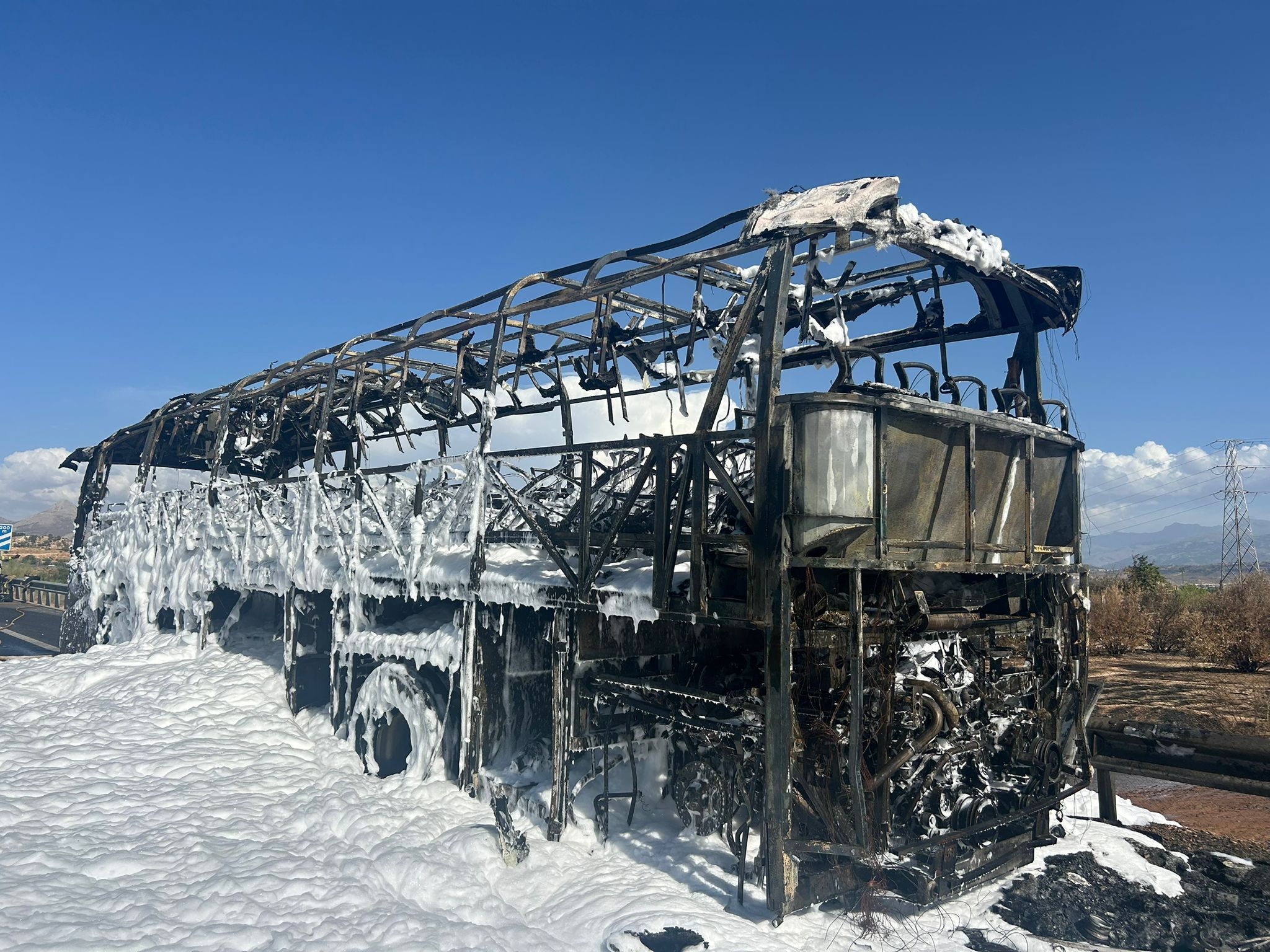 Así ha quedado el autobús que ha ardido en la A-92 en Granada