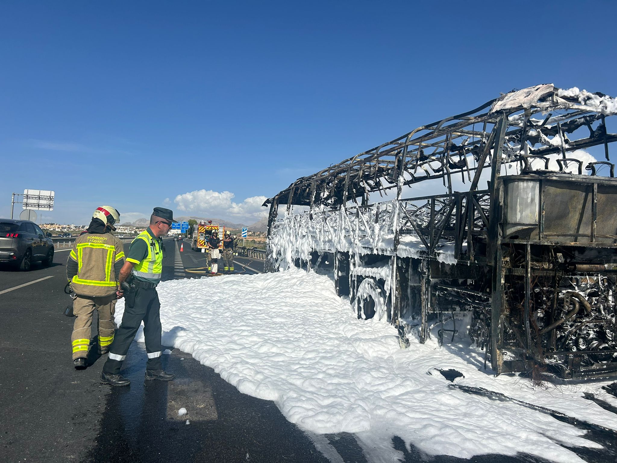 Así ha quedado el autobús que ha ardido en la A-92 en Granada