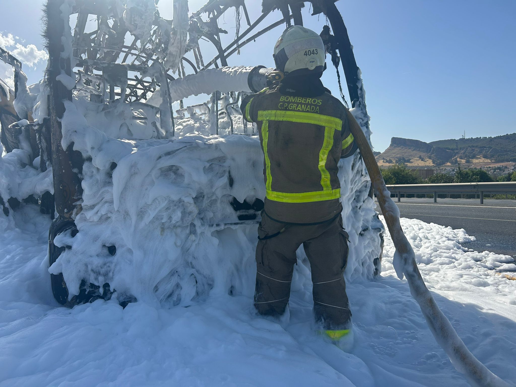 Así ha quedado el autobús que ha ardido en la A-92 en Granada