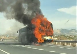 El vídeo del autobús ardiendo en la A-92 en Granada