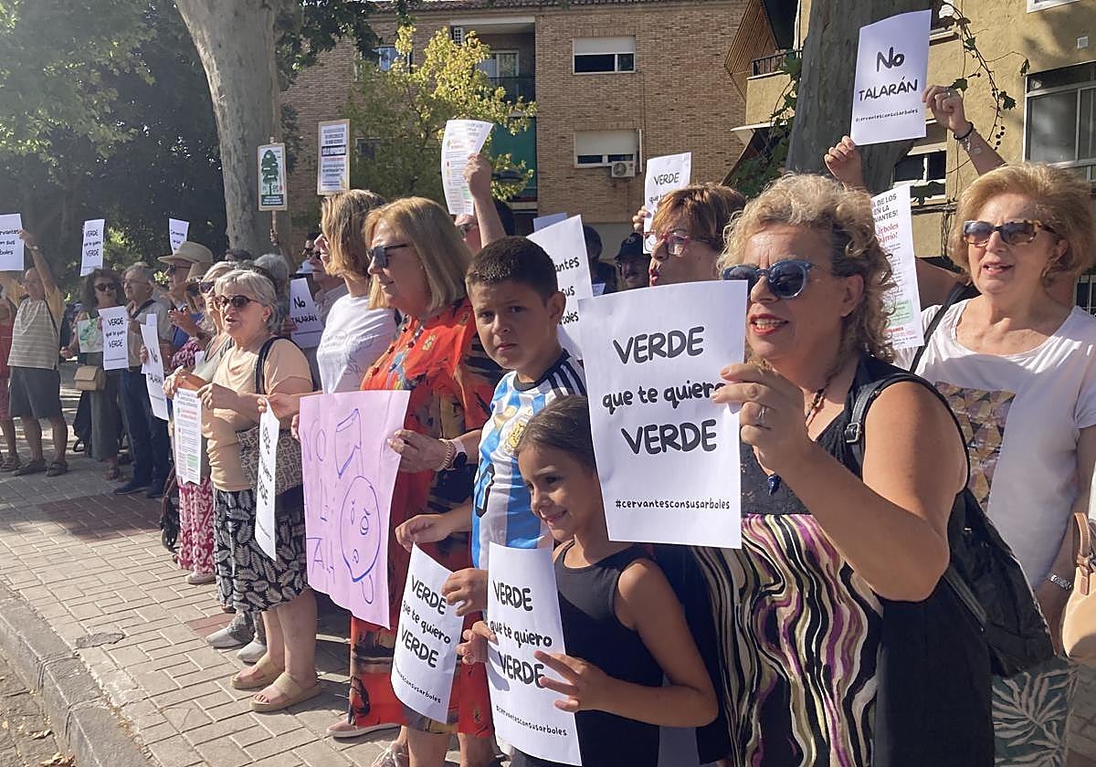Vecinos de la Avenida Cervantes muestra su malestar.