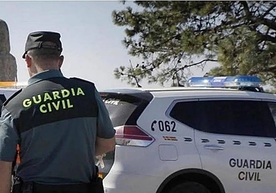Apalea a su vecino y agrede a los tres guardias civiles que fueron a detenerlo