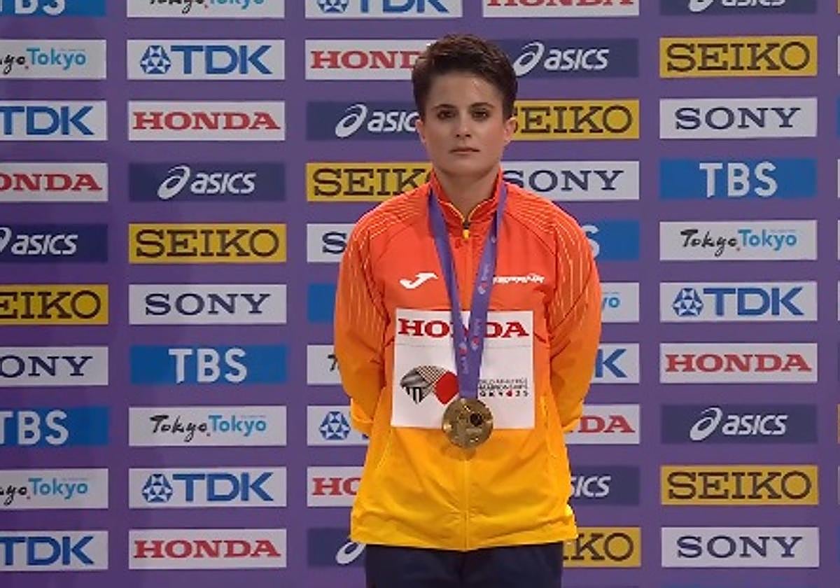El momento más esperado: María Pérez recibe emocionada su segunda medalla de oro