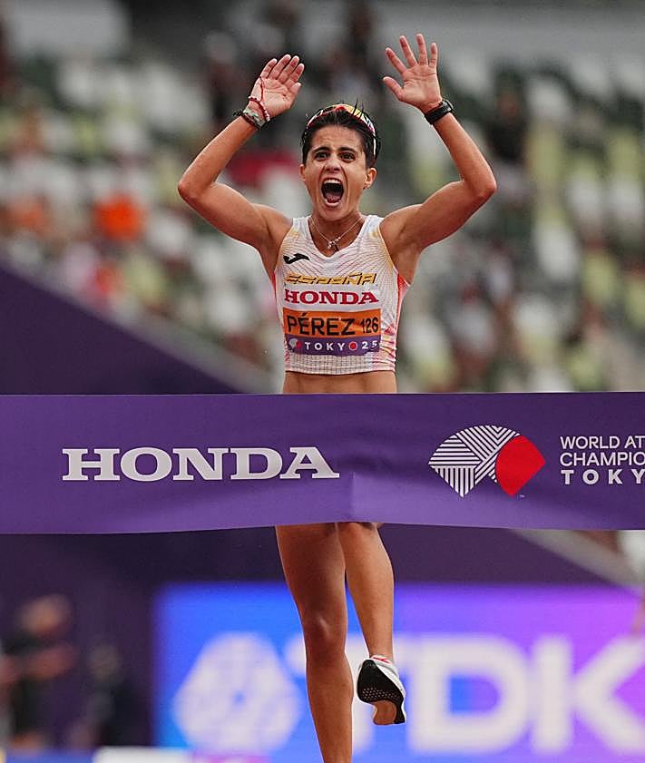 Imagen secundaria 2 - En la imagen superior, María Pérez con el grupo de las favoritas durante una parte de la carrera; debajo, la atleta granadina junto a las otros dos medallistas de la prueba, la mexicana Alegna Gonzalez (plata) y la japonesa Nanako Fujii (bronce); por último, Pérez entrando primera en los 20 kilómetros marcha en medio del aplauso del público en el estadio de Tokio.