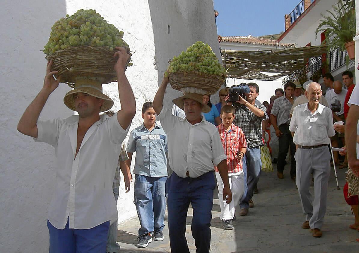 Dos paseros proceden a demostrar el proceso de elaboración y pisa de una tradicionales