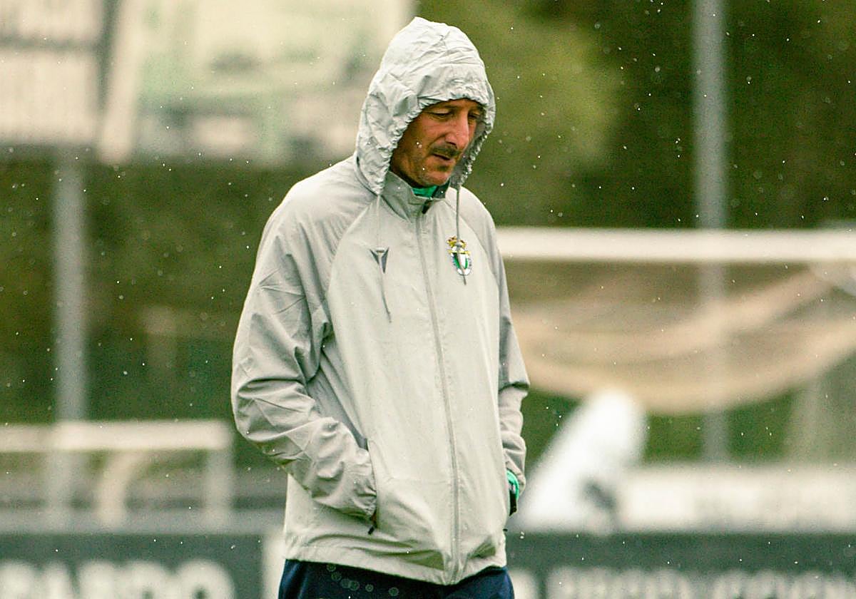 El entrenador Luis Miguel Ramis, durante un entrenamiento con el Burgos.