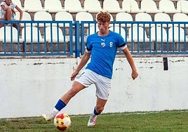 El mediapunta Cameron juega un balón con el Motril.