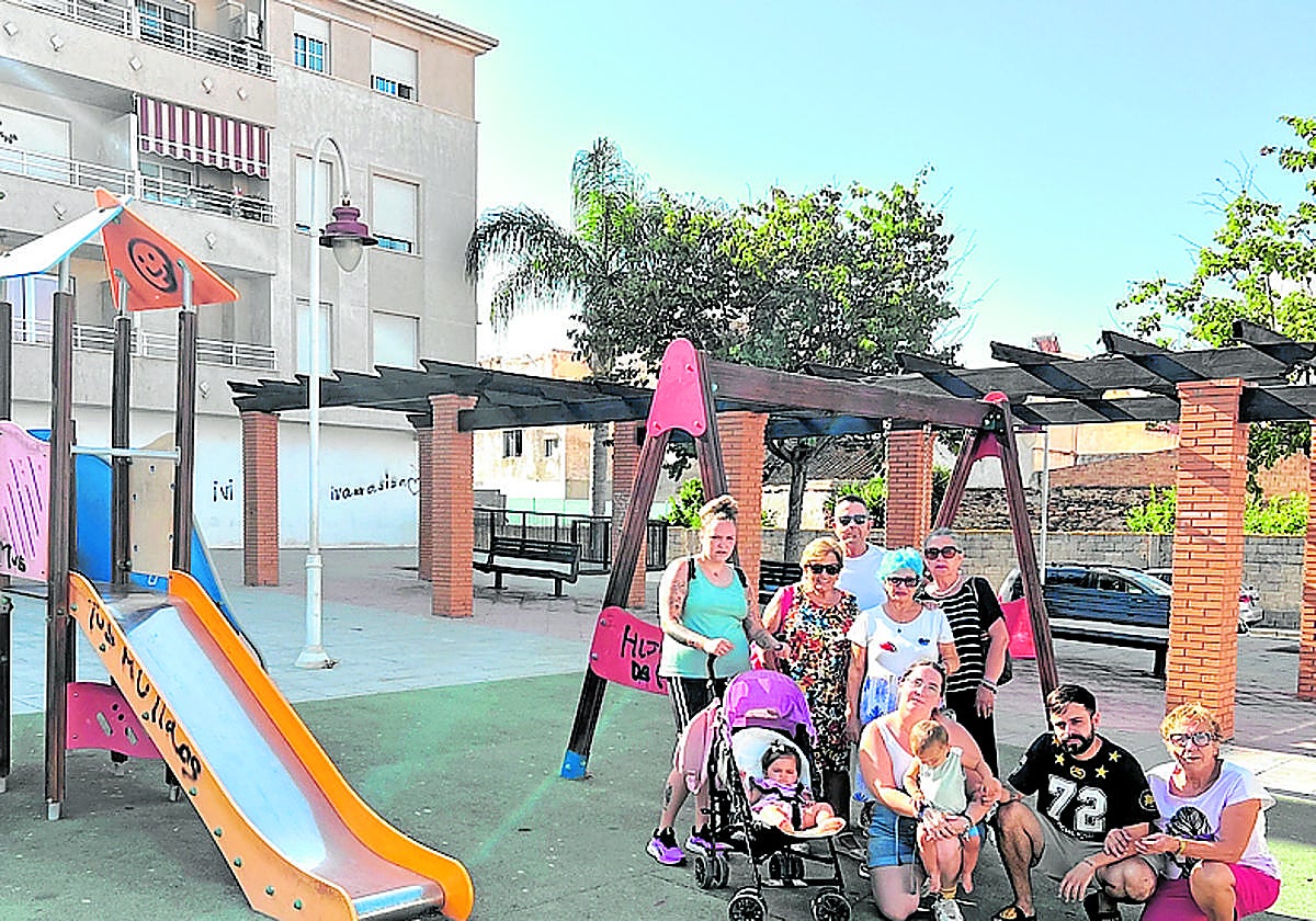 Parque Rederos del Varadero con los columpios «en mal estado».