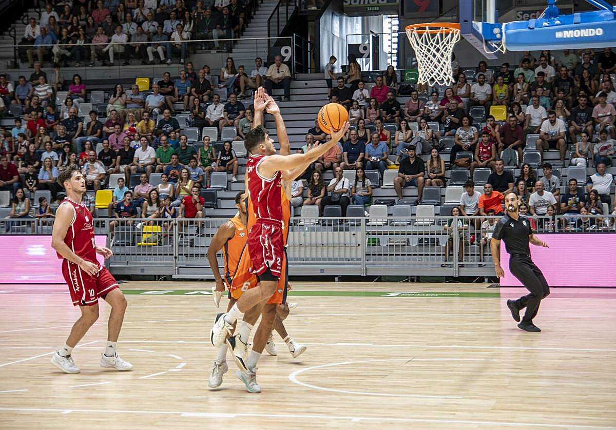 Una acción del encuentro disputado en el Olivo Arena.