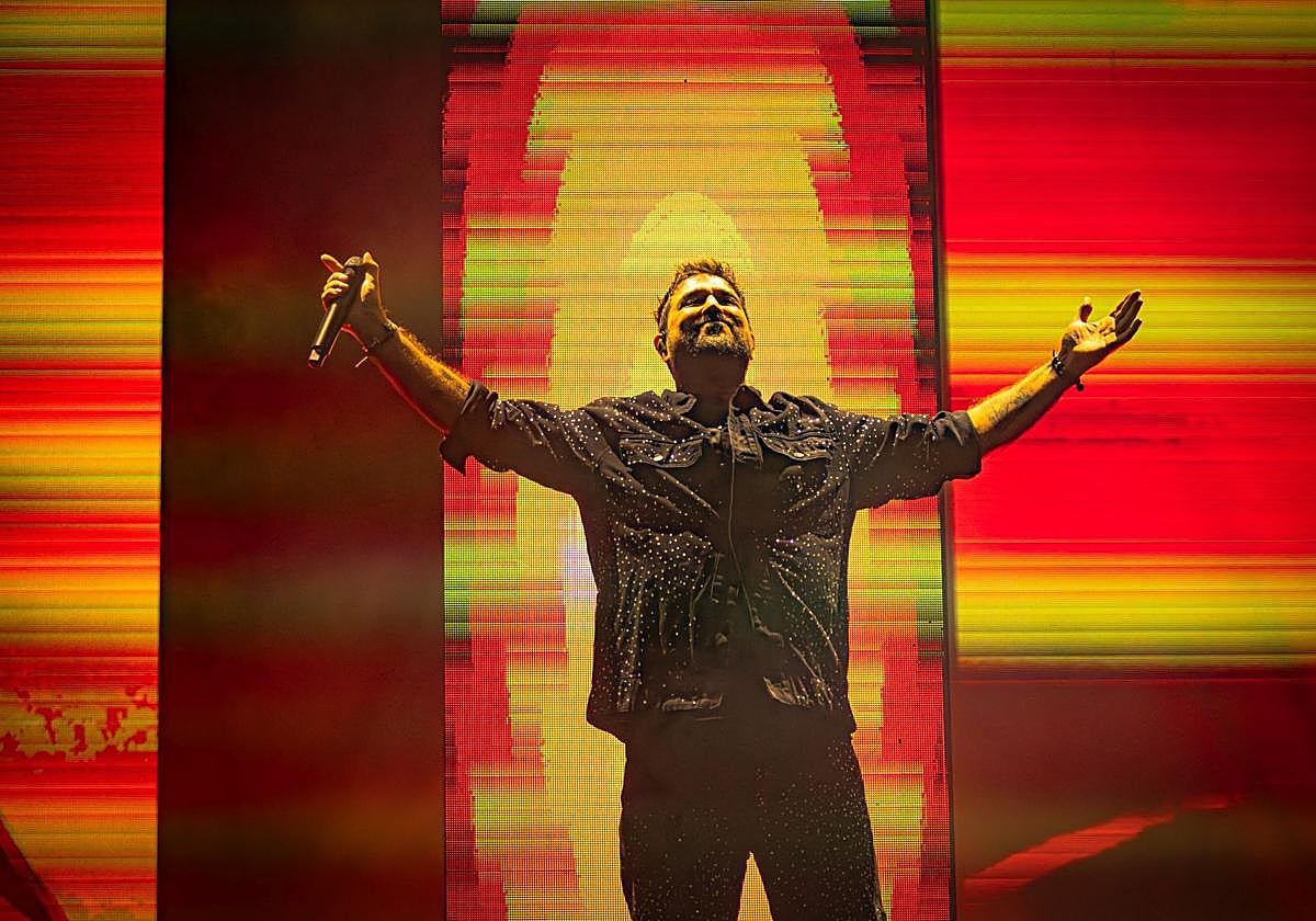 Antonio Orozco, durante su actuación en la plaza de Toros de Granada.