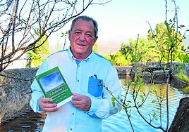 El farmacéutico Antonio Baquero Olmos, con un ejemplar de su libro sobre cabañuelas y astrometerología.