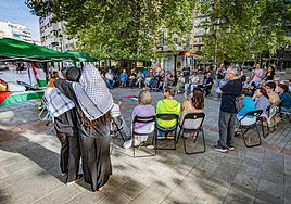 Dos mujeres que llevan el tradicional pañuelo palestino escuchan abrazadas el debate sobre el estado de Palestina.