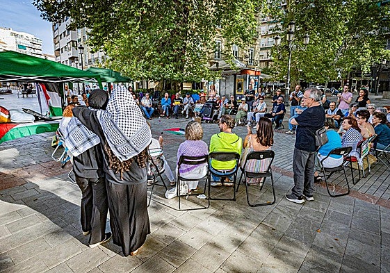 Dos mujeres que llevan el tradicional pañuelo palestino escuchan abrazadas el debate sobre el estado de Palestina.