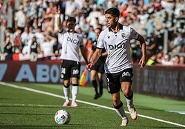 Álex Lizancos juega un balón durante un partido anterior con el Burgos