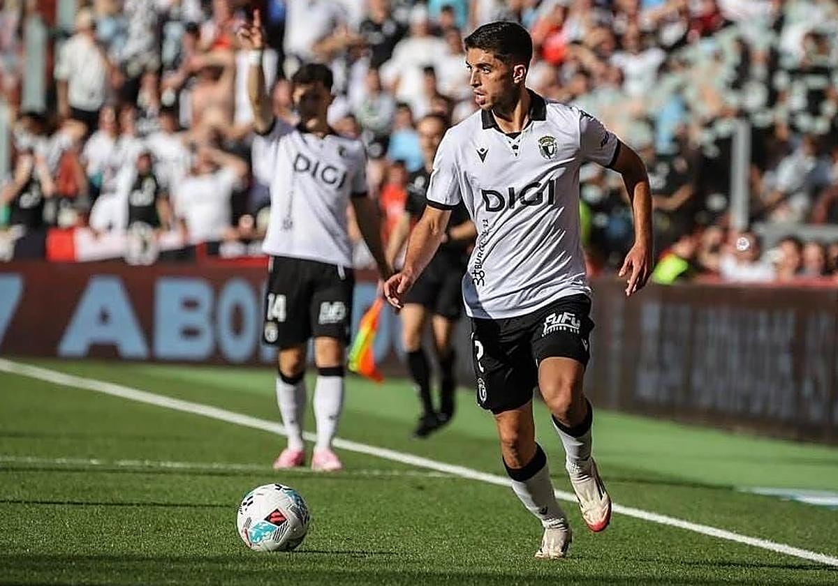 Álex Lizancos juega un balón durante un partido anterior con el Burgos