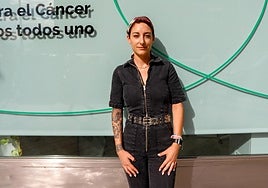 Lucía, en la sede de la asociación contra el cáncer de Granada.