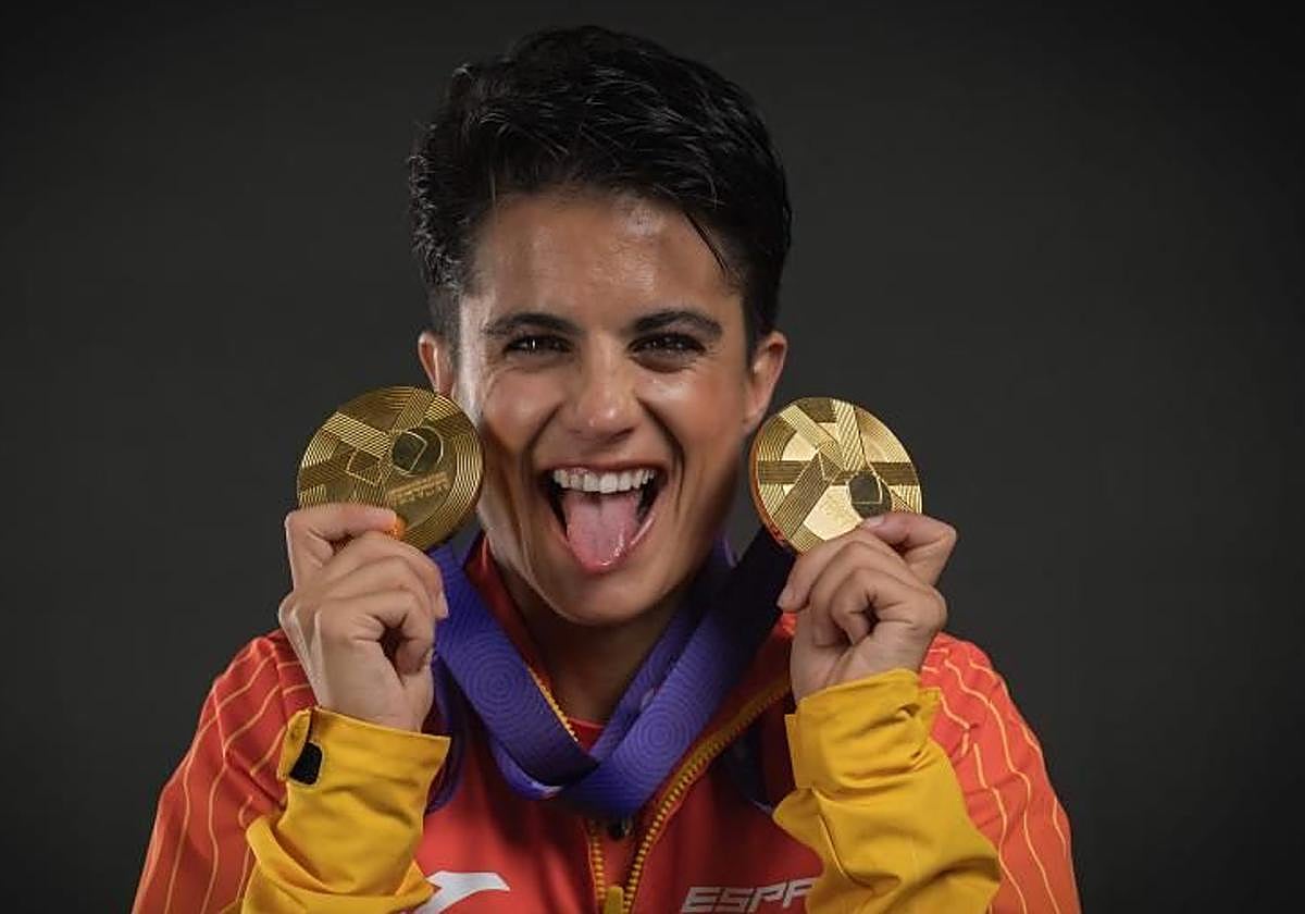 María Pérez celebra sus dos nuevas medallas de oro en el Campeonato del Mundo.