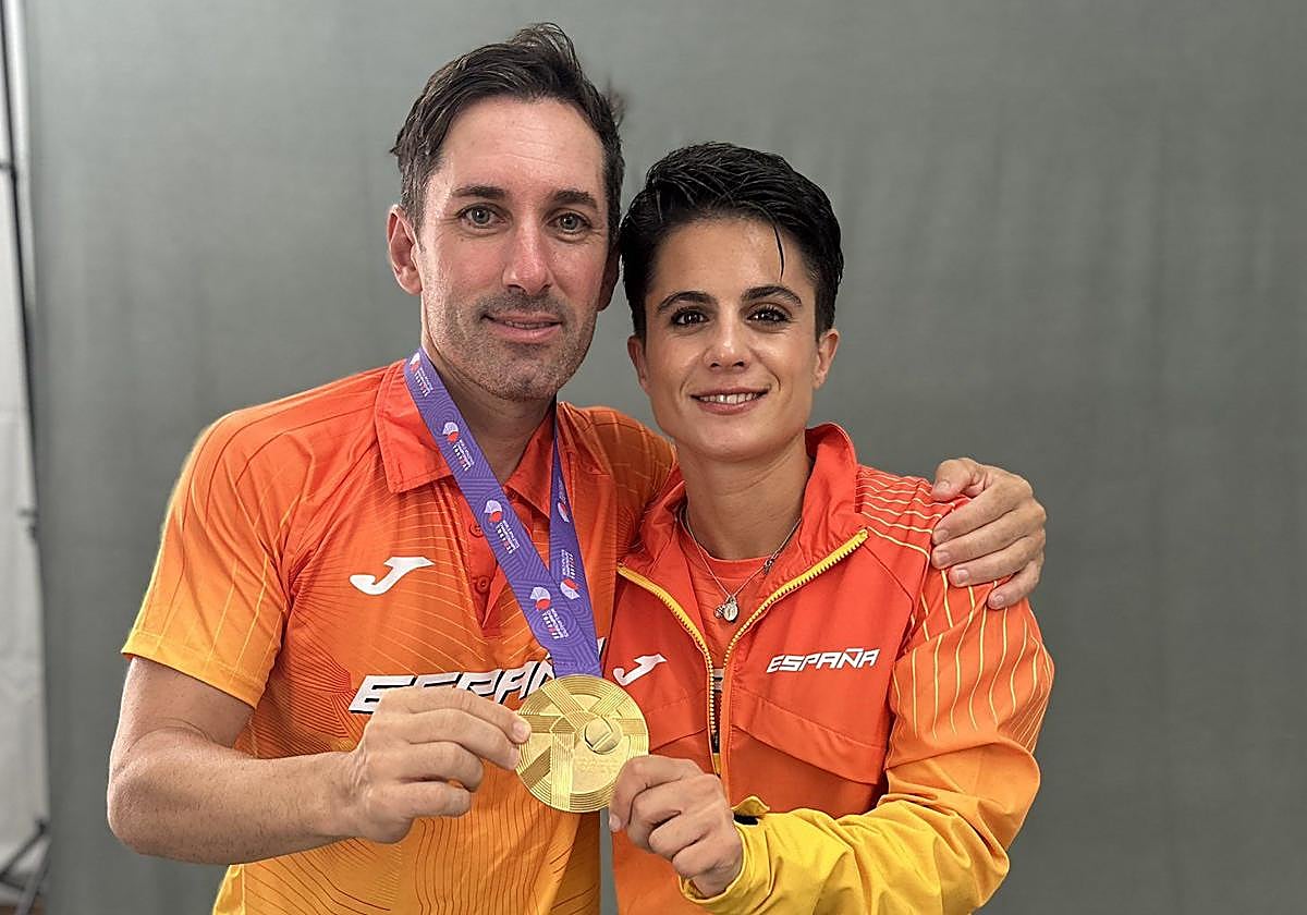 Jacinto Garzón y María Pérez celebran su medalla de oro en la prueba de 20 kilómetros marcha,