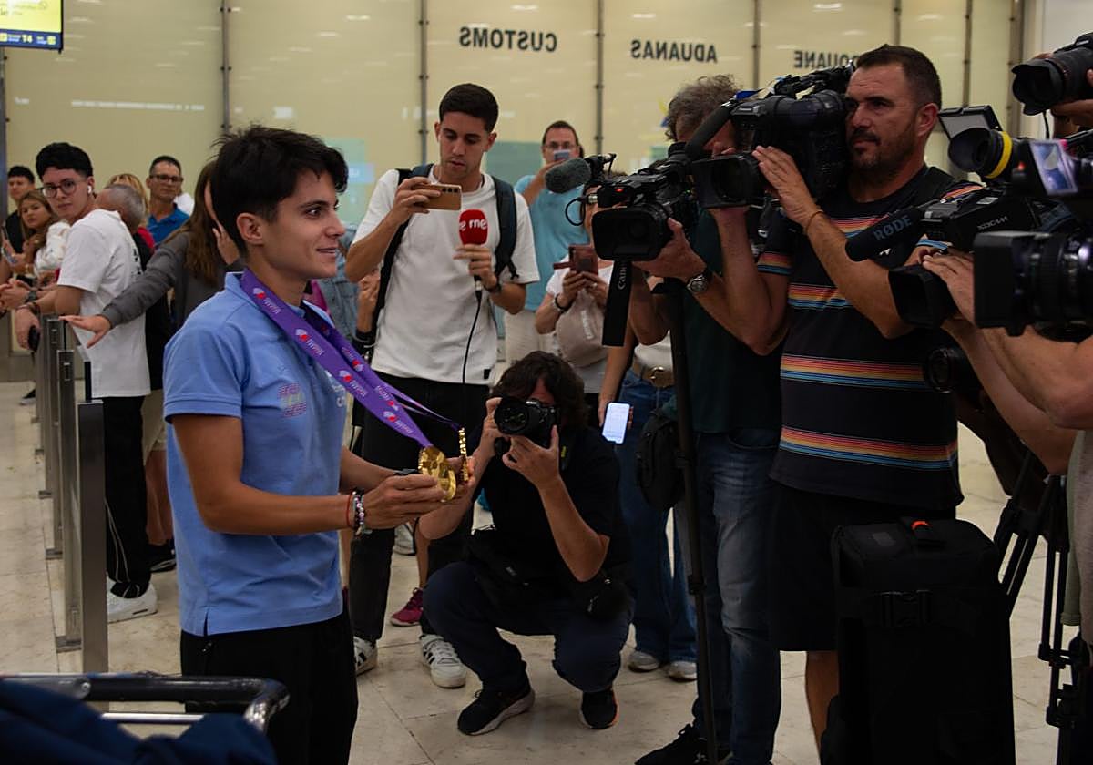 María Pérez enseña sus dos medallas de oro a los medios de comunicación.