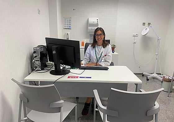 La doctora Olga Liñán en su consulta.