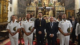 Los representantes de la Armada Española con el nuevo Hermano Mayor