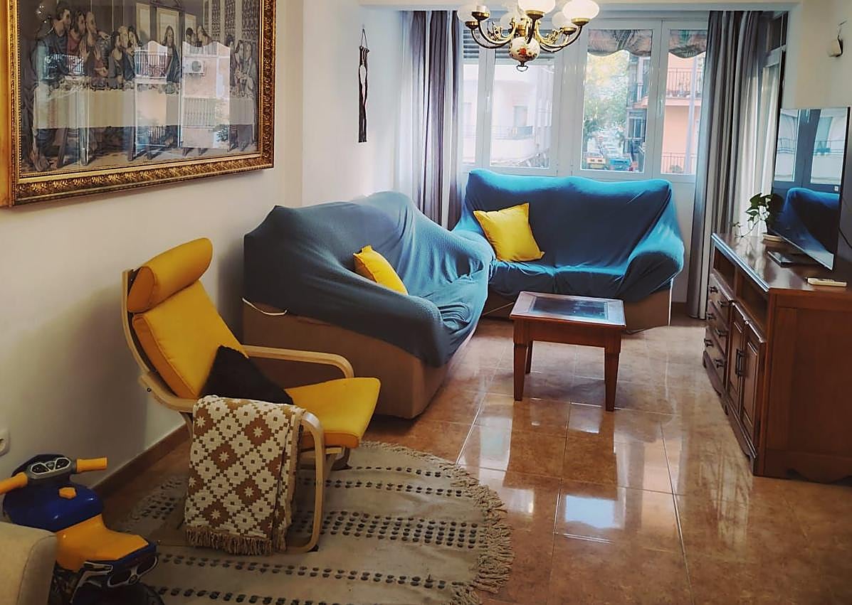 Imagen secundaria 1 - Detalles del piso de Walaa y su familia, en el Zaidín. 