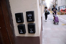 Cajetines de llaves con clave numérica para el acceso a los apartamentos turísticos.