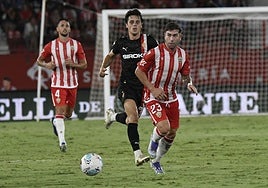 Embarba conduce el balón sobre un maltrecho terreno de juego.